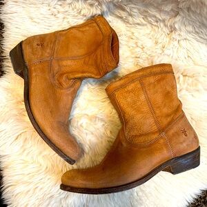 Frye Classic Boots. Full leather. Saddle Tan leather. Size 9.